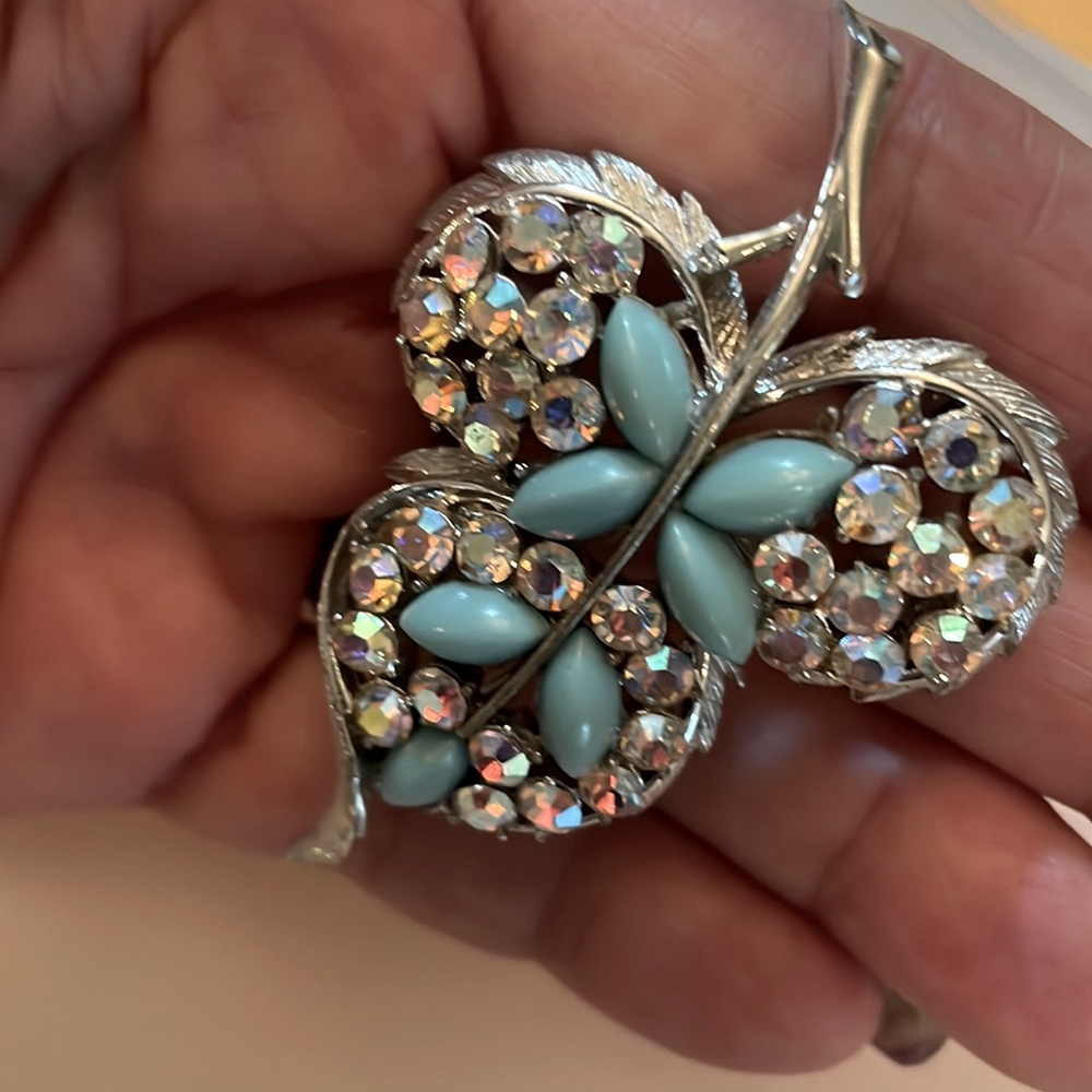 1950’s Vintage Coro Pegasus leaf with Turquoise and AB Rhinestones - Picture 4 of 5